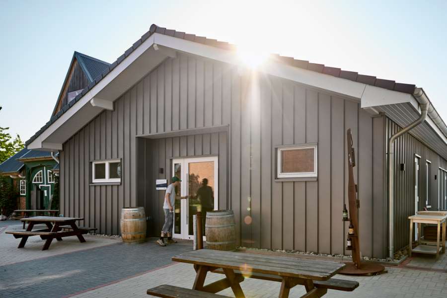 DS Nordic Klikfals i Dark Silver pryder nu facaden på denne tilbygning til et ølbryggeri i Schillsdorf